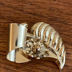 5/$10❤️❤️❤️VINTAGE 70s UPCYCLED Elegant Silver Tone Leaf Broach